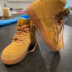 Boys Nike boots. Super cool and hardly worn. EUC. Size 7 youth